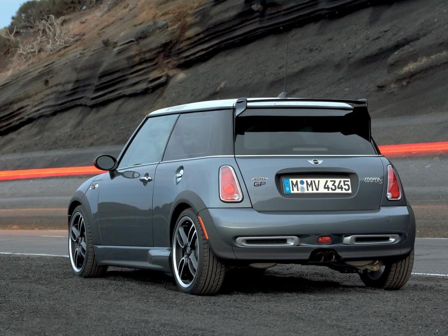  Mini Cooper S with JCW GP Kit 2006 года  (фото 14 из 22)